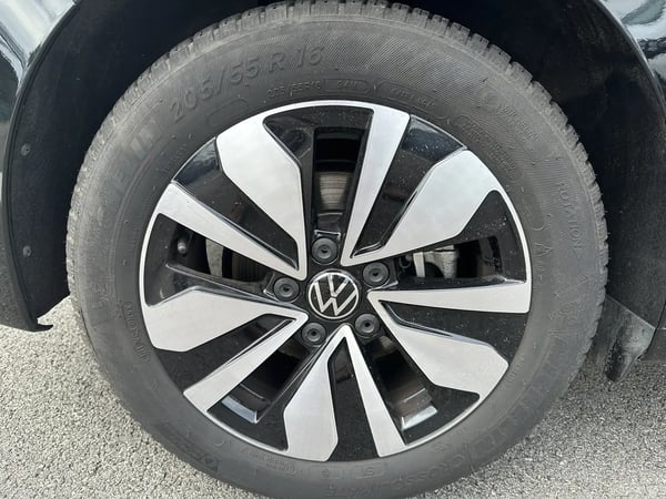 Photo de la voiture VOLKSWAGEN GOLF 1.5 TSI 150  BVM6 Active - 5P