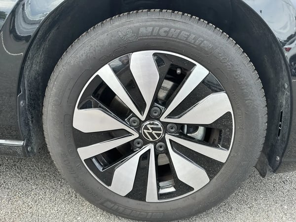 Photo de la voiture VOLKSWAGEN GOLF 1.5 TSI 150  BVM6 Active - 5P