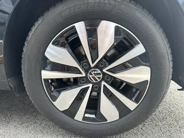 Photo de la voiture VOLKSWAGEN GOLF 1.5 TSI 150  BVM6 Active - 5P