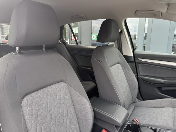 Photo de la voiture VOLKSWAGEN GOLF 1.5 TSI 150  BVM6 Active - 5P