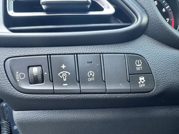 Photo de la voiture HYUNDAI i30 1.0 T-GDi 120 DCT-7 Hybrid 48V Creative