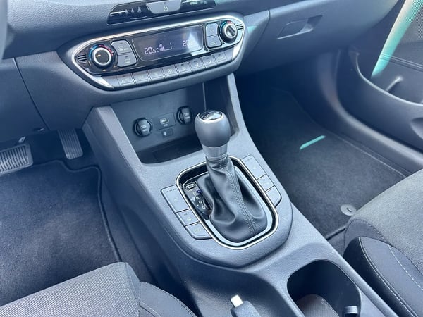 Photo de la voiture HYUNDAI i30 1.0 T-GDi 120 DCT-7 Hybrid 48V Creative