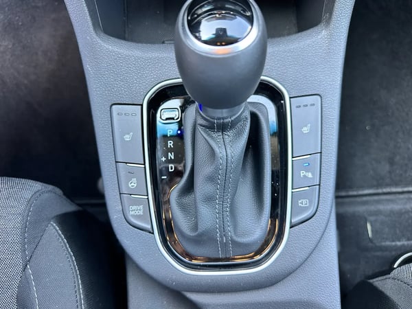 Photo de la voiture HYUNDAI i30 1.0 T-GDi 120 DCT-7 Hybrid 48V Creative