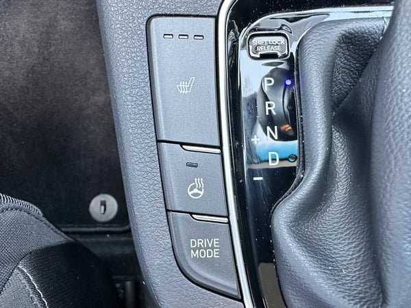 Photo de la voiture HYUNDAI i30 1.0 T-GDi 120 DCT-7 Hybrid 48V Creative