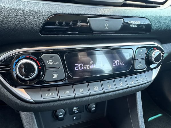 Photo de la voiture HYUNDAI i30 1.0 T-GDi 120 DCT-7 Hybrid 48V Creative