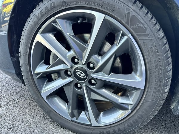 Photo de la voiture HYUNDAI i30 1.0 T-GDi 120 DCT-7 Hybrid 48V Creative