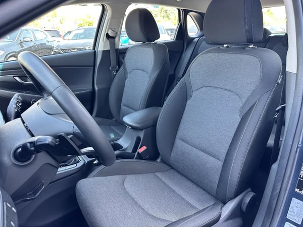 Photo de la voiture HYUNDAI i30 1.0 T-GDi 120 DCT-7 Hybrid 48V Creative