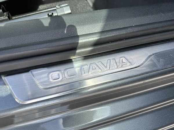 Photo de la voiture SKODA OCTAVIA COMBI 2.0 TDI 116 ch Business