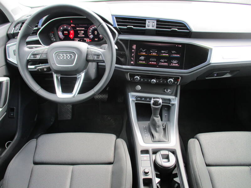 Photo de la voiture AUDI Q3 35 TDI 150 ch S tronic 7 S line