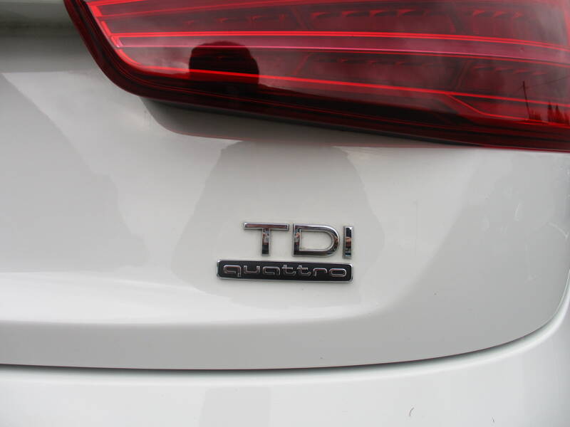 Photo de la voiture AUDI Q3 2.0 TDI 150 ch S tronic 7 Quattro S line