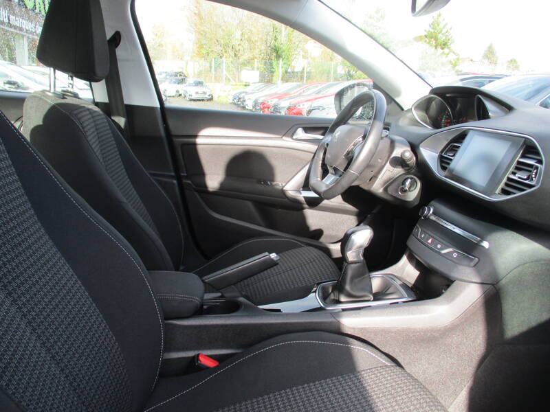 Photo de la voiture PEUGEOT 308 1.6 BlueHDi 100ch S&S BVM5 Active