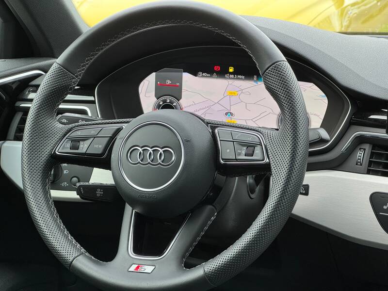 Photo de la voiture AUDI A4 30 TDI 136 S tronic 7 S line