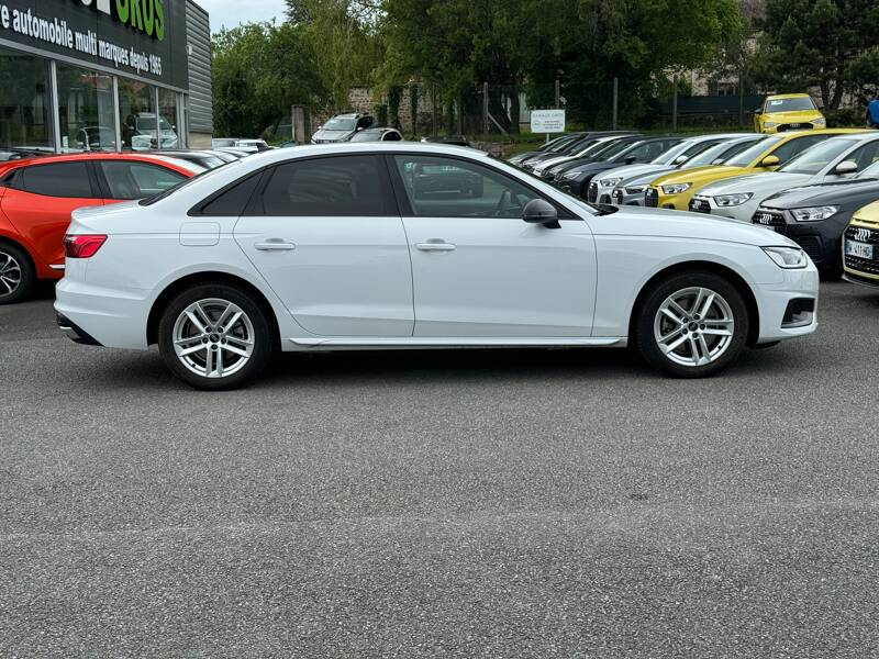 Photo de la voiture AUDI A4 30 TDI 136 S tronic 7 S line