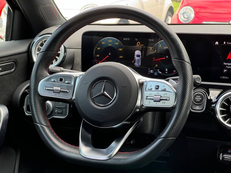 Photo de la voiture MERCEDES CLASSE A 200 7G-DCT AMG Line