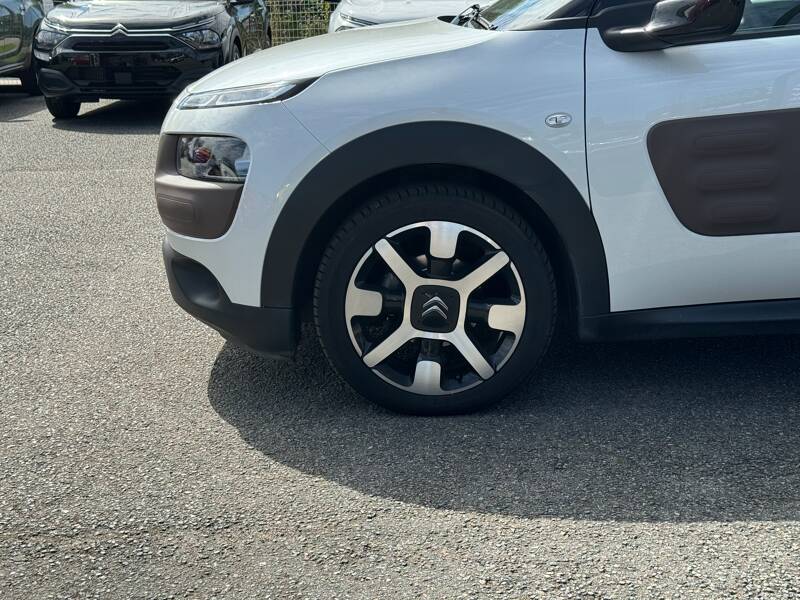 Photo de la voiture CITROEN C4 CACTUS PureTech 110 S&S Shine