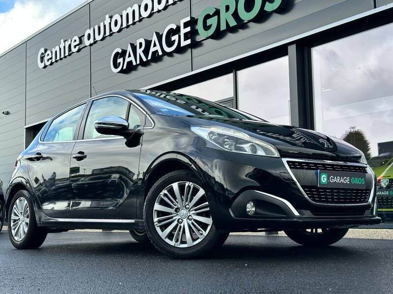 Photo de la voiture PEUGEOT 208 1.2 PureTech 82ch BVM5 Allure