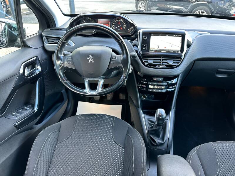 Photo de la voiture PEUGEOT 208 1.2 PureTech 82ch BVM5 Allure