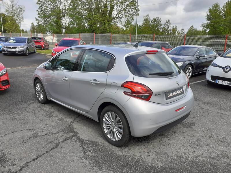 Photo de la voiture PEUGEOT 208 1.2 PureTech 110ch S&S BVM5 Allure