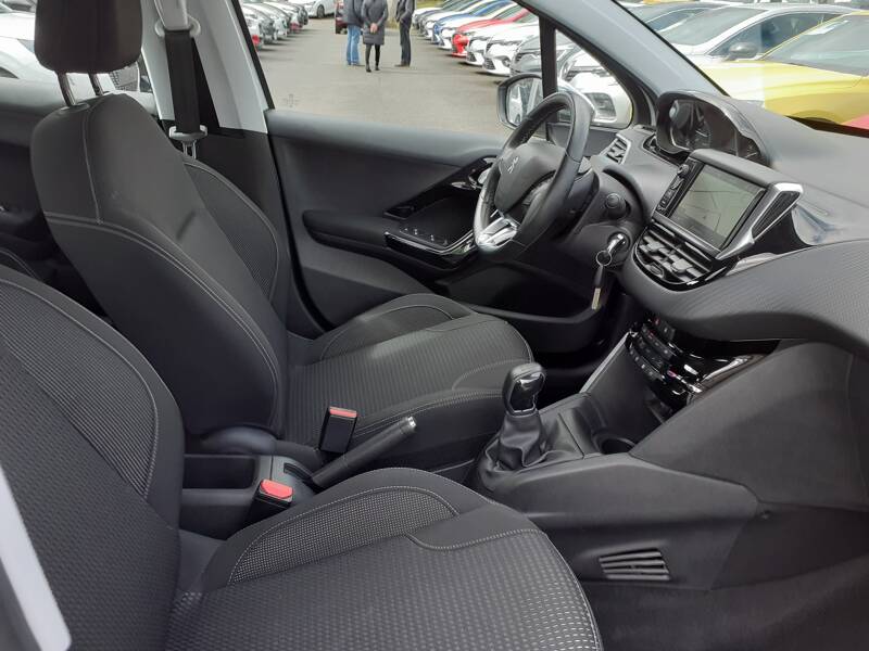 Photo de la voiture PEUGEOT 208 1.2 PureTech 110ch S&S BVM5 Allure