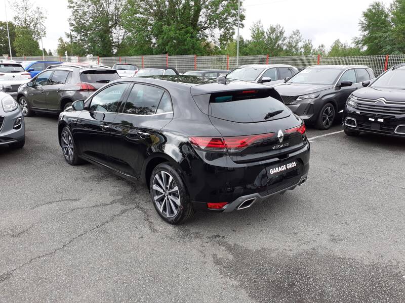 Photo de la voiture RENAULT MEGANE IV BERLINE Blue dCi 115 EDC R.S. Line