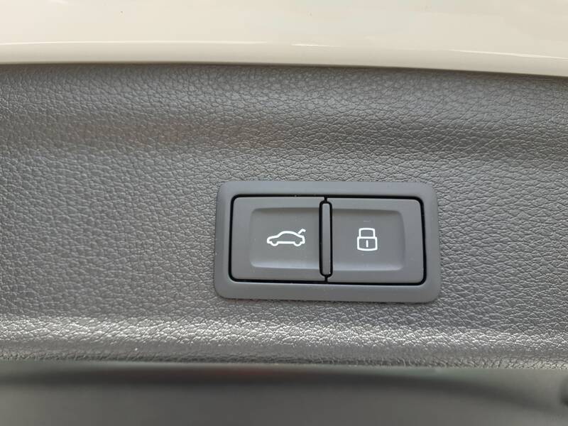 Photo de la voiture AUDI Q3 35 TDI 150 ch S tronic 7 Design Luxe
