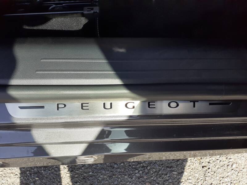 Photo de la voiture PEUGEOT 208 PureTech 100 S&S EAT8 GT
