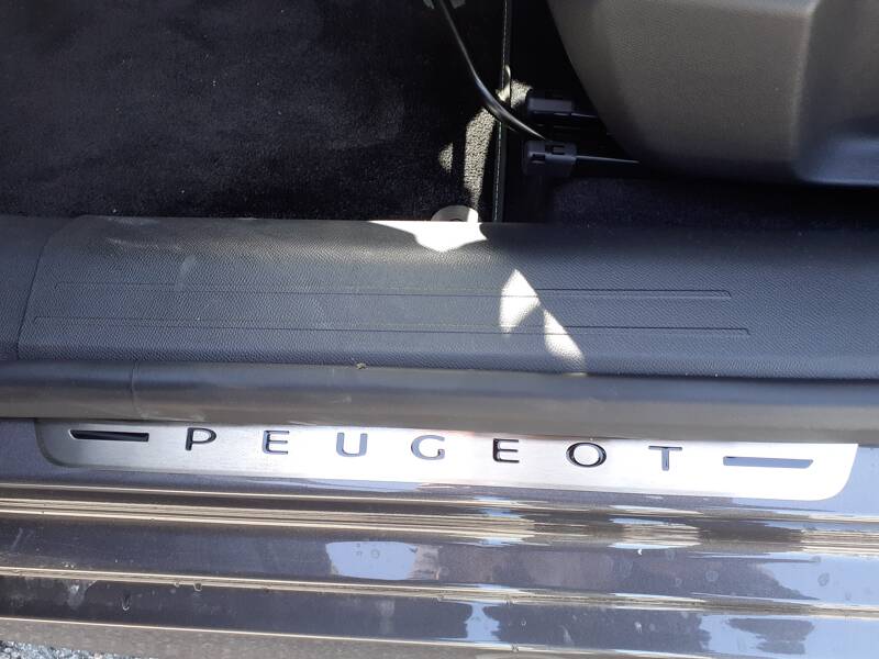 Photo de la voiture PEUGEOT 208 PureTech 100 S&S EAT8 GT