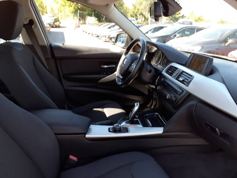 Photo de la voiture BMW SERIE 3 F30 318d 143 ch 114 g Lounge A